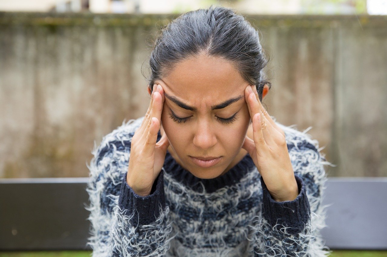 Neuralgia do Trigêmeo, mulher jovem com dor na face