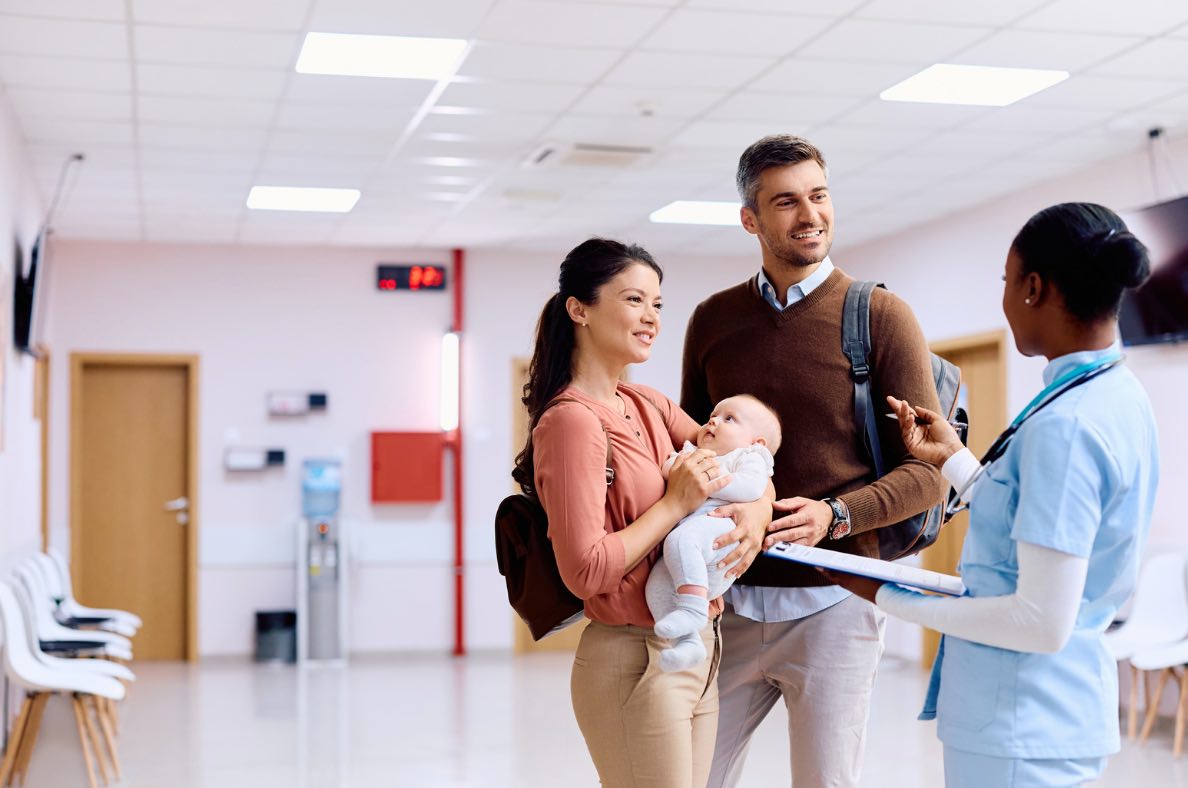 Família buscando orientações no hospital sobre plagiocefalia