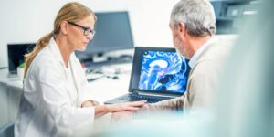 Médicos avaliando tumor cerebral