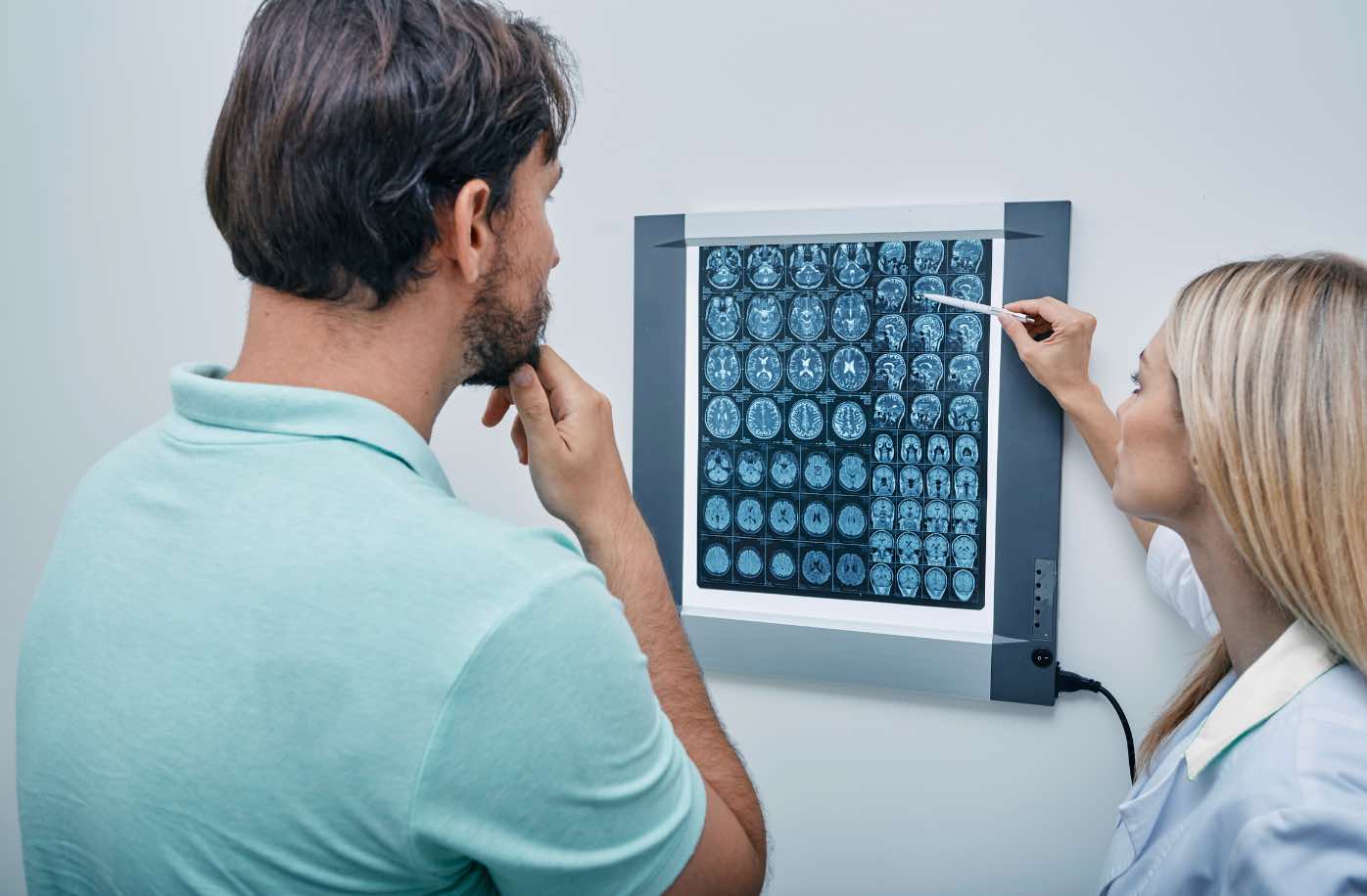 Médico avaliando exame com tumor cerebral