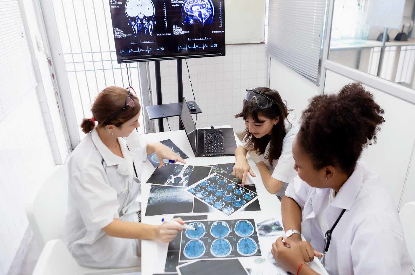 Equipe investigando tumor cerebral